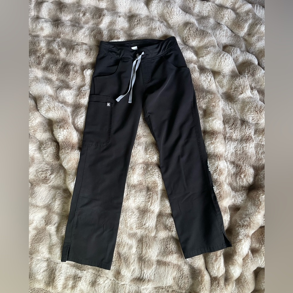 Black womens Figs scrub pants- petite